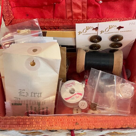 Unique Vintage Sewing Box with some Sewing Notions - Picture 10 of 15